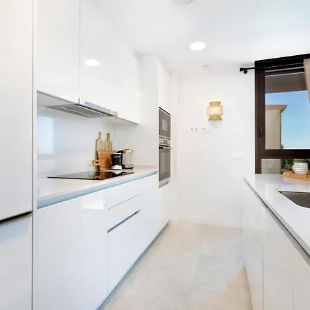 Modern 4-person With Pool & Indoor Parking * Estepona