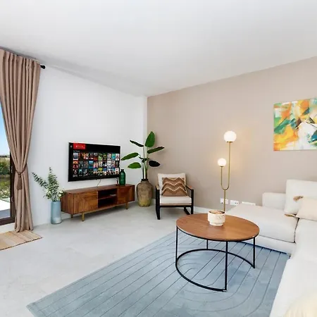 Modern 4-person With Pool & Indoor Parking Apartment *